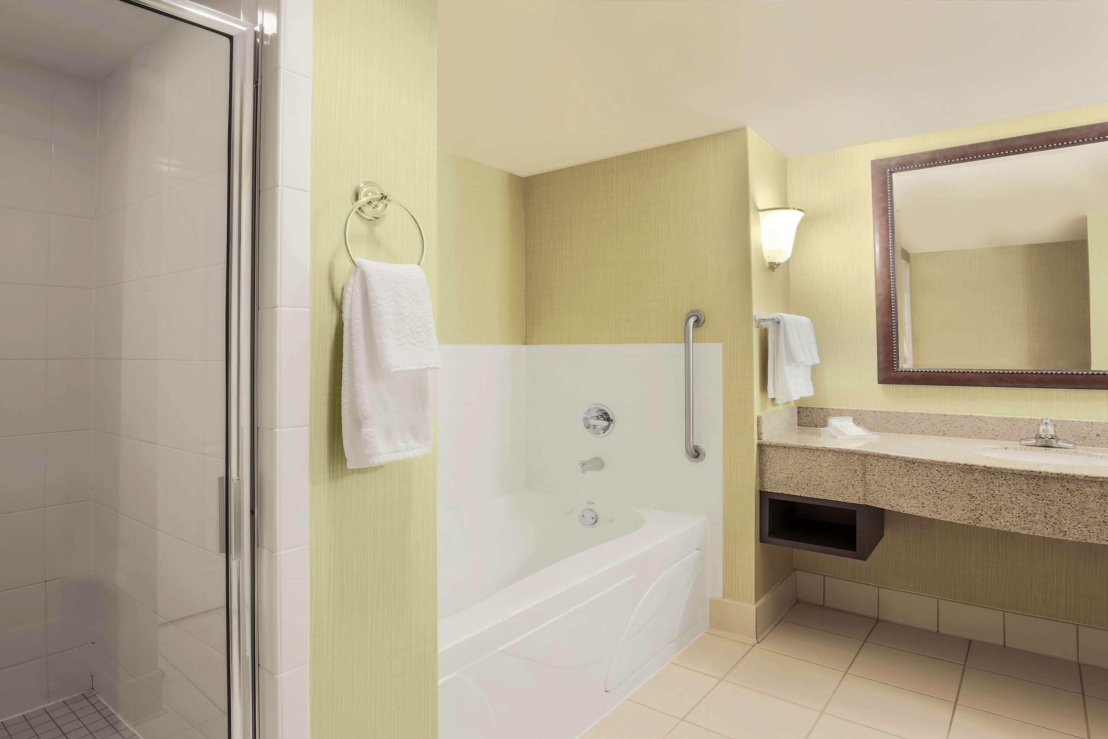 Hilton Garden Inn Chicago/Midway Airport Bedford Park Exterior photo